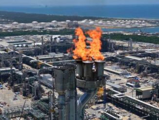 Pemex culpa a las lluvias por incendio en Dos Bocas