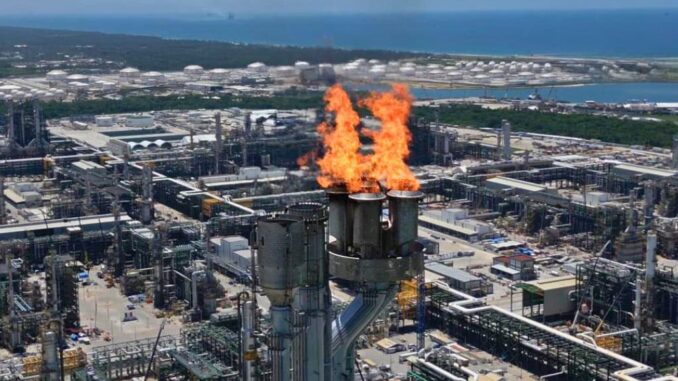 Pemex culpa a las lluvias por incendio en Dos Bocas