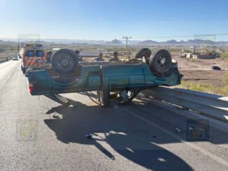 Volcadura en el Libramiento Oriente deja a un hombre lesionado tras impactar contra valla metálica