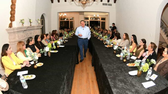 Se reúne Fiscal César Jáuregui con grupo de mujeres en Chihuahua capital