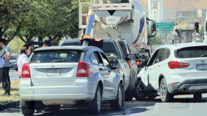 Conductora provoca carambola y caos vial al frenar repentinamente