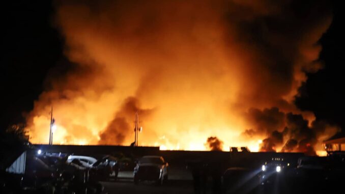 Incendio consume fábrica de tarimas y desata caos vial en la salida a Juárez