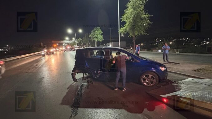 Tráiler choca con vehículo que vuelca en avenida Pacheco; conductor intenta escapar