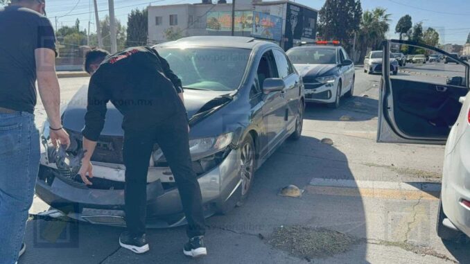 Choque entre Uber y particular provoca daños materiales en La Cantera