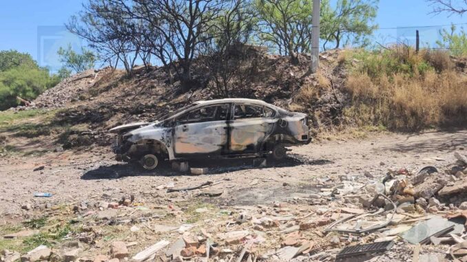 Vehículo aparece calcinado y sin llantas en camino cercano al Río Chuvíscar