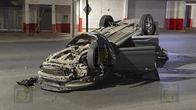 Vuelca vehículo de plataforma en el Juventud; una pasajera lesionada