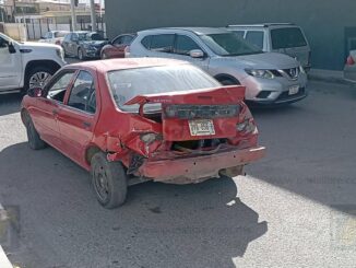 Choque entre dos vehículos en la avenida Tecnológico; madre y bebé al hospital
