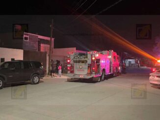 Corto circuito desata incendio y moviliza a bomberos en Villa Juárez