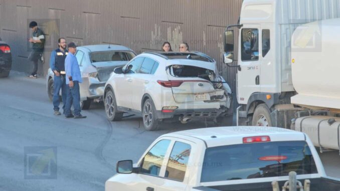 Choque múltiple en la Silvestre Terrazas: pipa de la JMAS provoca carambola que involucró a cinco vehículos