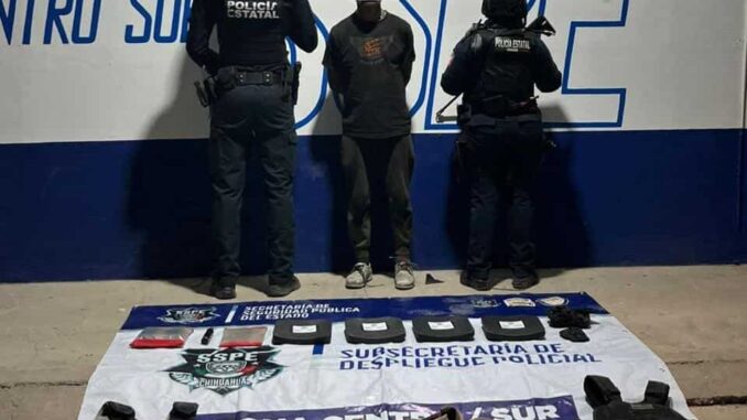 Detienen a hombre con equipo táctico y municiones en la colonia Mármol III