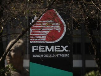 Pensionados de Pemex y CFE intentan dar portazo en Cámara de Diputados en plena sesión