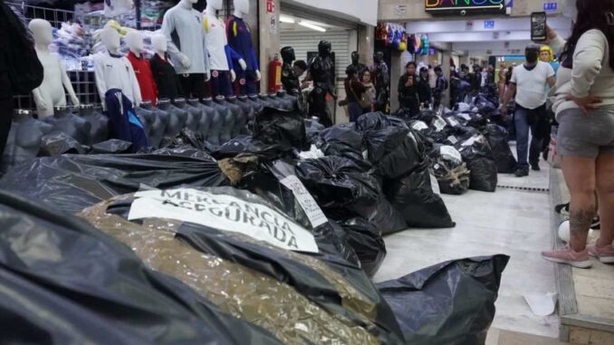 Decomisan 25 toneladas de mercancía ‘pirata’ del Mundial 2026 en Tepito