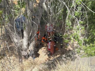 Exceso de velocidad provoca volcadura en el canal; dos jóvenes resultan lesionadas