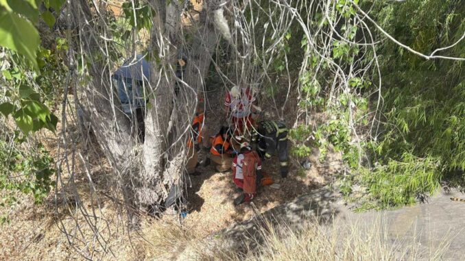 Exceso de velocidad provoca volcadura en el canal; dos jóvenes resultan lesionadas