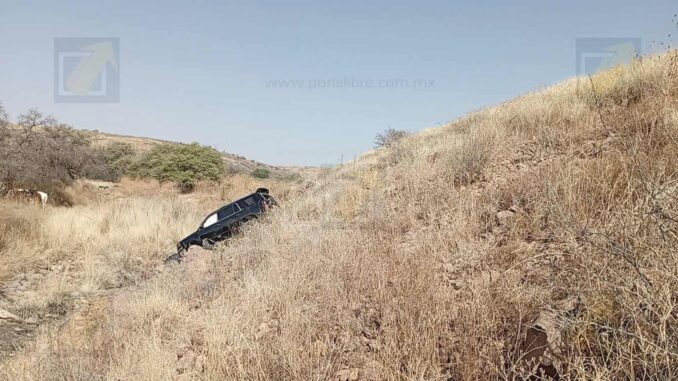 Camioneta cae a barranco en las Curvas del Perico tras perder el control