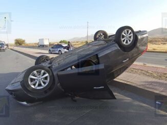 Vuelca vehículo en cruce de Nogales y Sacramento por exceso de velocidad