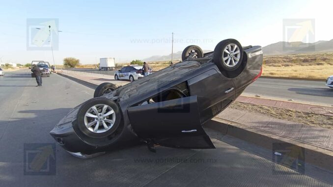 Vuelca vehículo en cruce de Nogales y Sacramento por exceso de velocidad