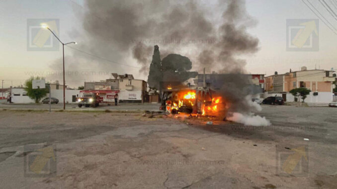 Incendio consume puesto de comida en Infonavit Nacional; bomberos evitan explosión de tanque de gas