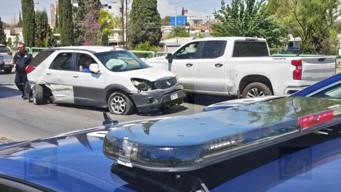Pierde el control y termina en carriles contrarios de La Cantera;  caos vial