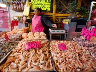 Mexicanos sortean la inflación comprando en mercados locales en Semana Santa