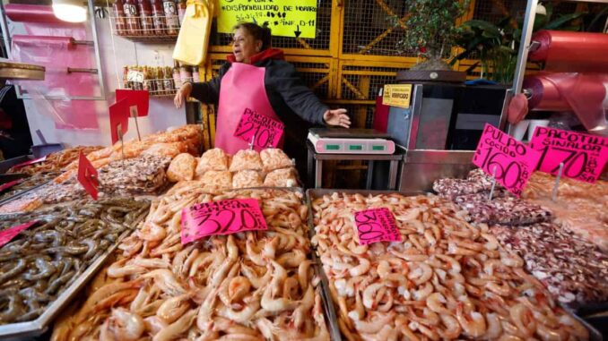 Mexicanos sortean la inflación comprando en mercados locales en Semana Santa