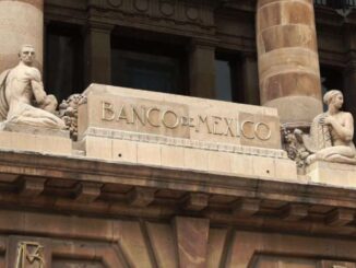 El peso mexicano se deprecia 4 % en marzo pero se mantiene avance del 0.46 % en lo que va de 2026