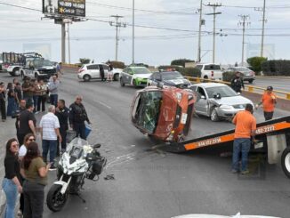 Derrame de diésel provoca carambola y volcadura en Periférico de la Juventud