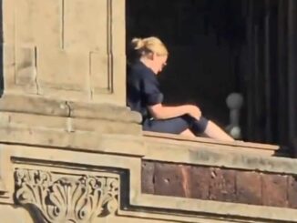 Florencia Franco, la mujer que tomó el sol en una ventana de Palacio Nacional, renuncia a su cargo