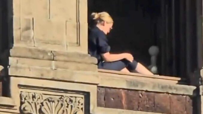 Florencia Franco, la mujer que tomó el sol en una ventana de Palacio Nacional, renuncia a su cargo