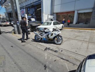 Conductor en reversa impacta a motociclista en la Vallarta