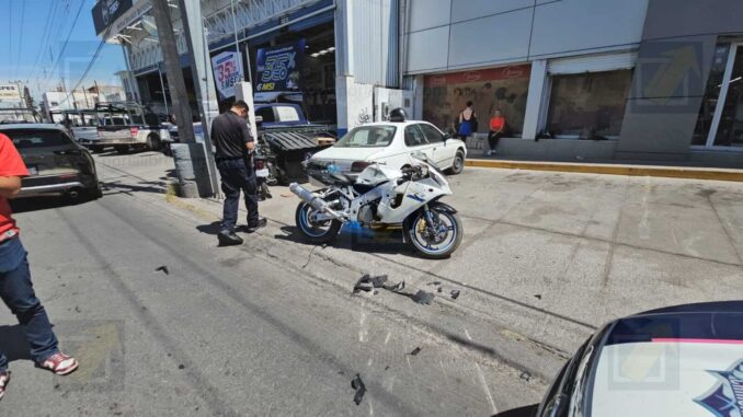 Conductor en reversa impacta a motociclista en la Vallarta