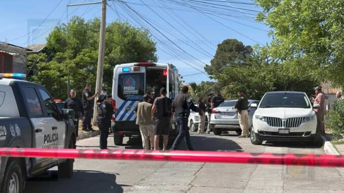 Hombre herido en el pecho logra conducir hasta casa de familiares para pedir ayuda 