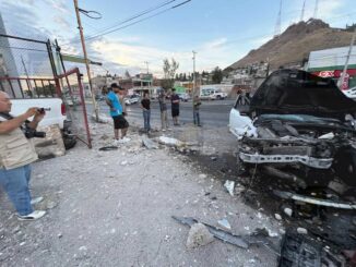 Conductora provoca fuerte choque en avenida Pacheco y queda atrapada