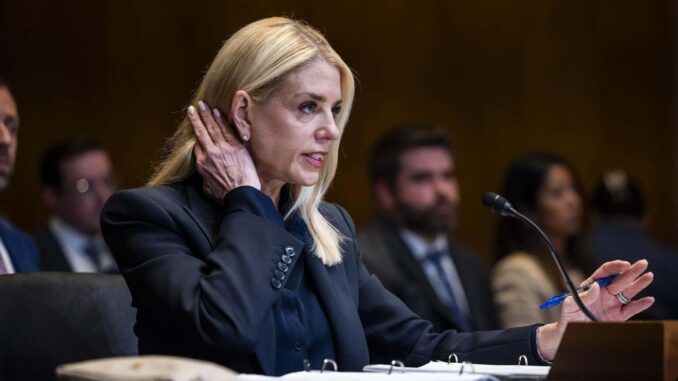 Pam Bondi, la leal fiscal general que se quemó por defender a Trump y perdió su confianza