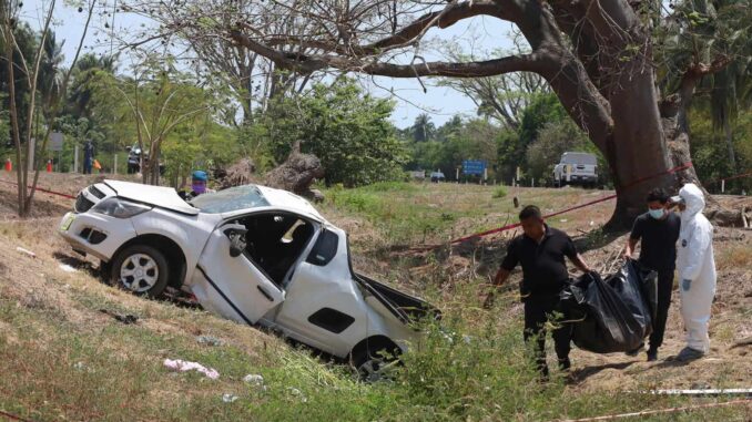 Volcadura de una camioneta en Guerrero deja 5 personas muertas y 8 más heridas