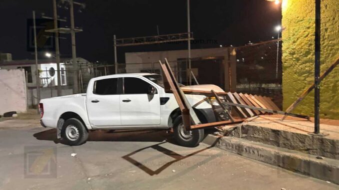 Adulto mayor choca camioneta contra vivienda y destruye escalera en la colonia Josefa Ortiz de Domínguez