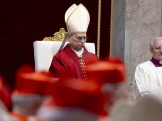 El papa León XIV recupera la tradición de portar la cruz en multitudinario viacrucis en el Coliseo
