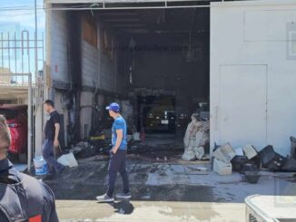 Mujer intentar apagar incendio en bodega de reciclaje de electrónicos;  se intoxica