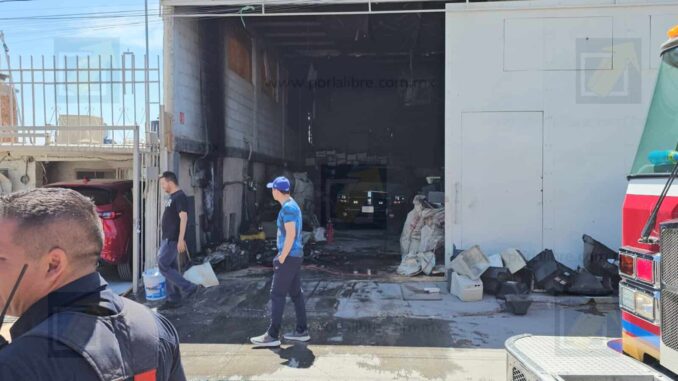 Mujer intentar apagar incendio en bodega de reciclaje de electrónicos;  se intoxica