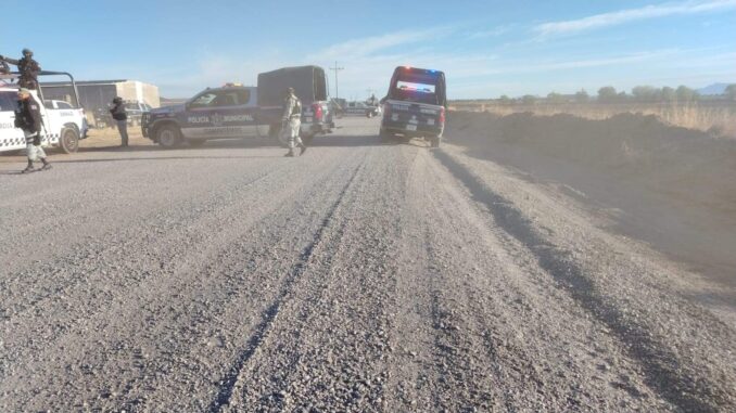Dejan dos cuerpos con narcomensaje en brecha de campo menonita