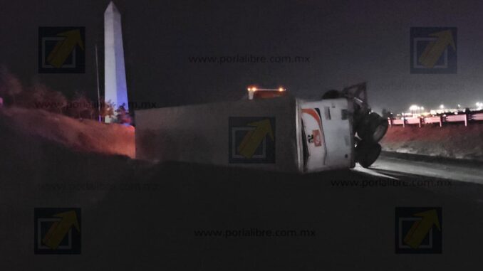 Tráiler doble remolque vuelca en carretera a Juárez