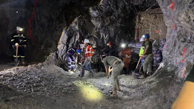 Ajustan estrategia para el rescate de mineros atrapados en Sinaloa por presencia de agua