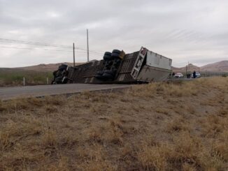 Vuelca tráiler en la carretera Delicias–Chihuahua; cierre parcial 