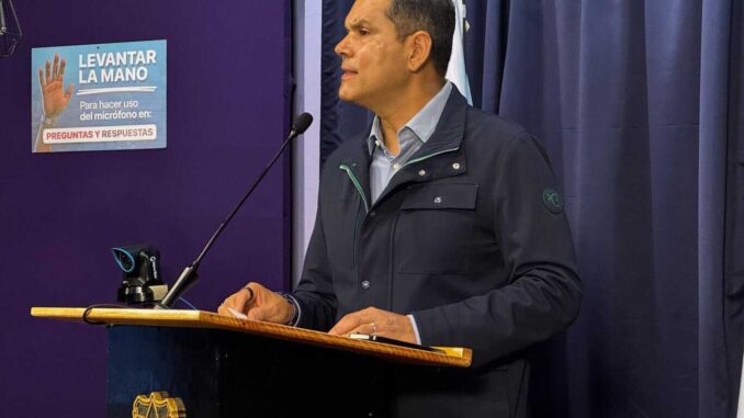 Dan de baja a policía estatal tras disparos fuera de bar que dejaron a una mujer herida