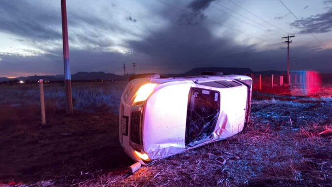 Choque alcance termina en volcadura sobre la carretera Juárez–Chihuahua