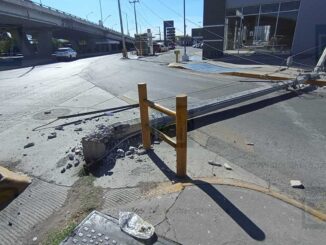 Conductora derriba poste de la CFE y deja sin luz a varias colonias; escapa 