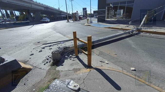 Conductora derriba poste de la CFE y deja sin luz a varias colonias; escapa 