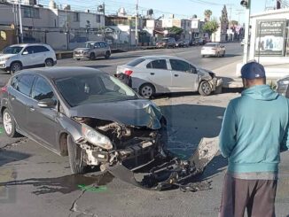 No respeta la luz roja del semáforo y provoca fuerte choque en la Juan Escutia