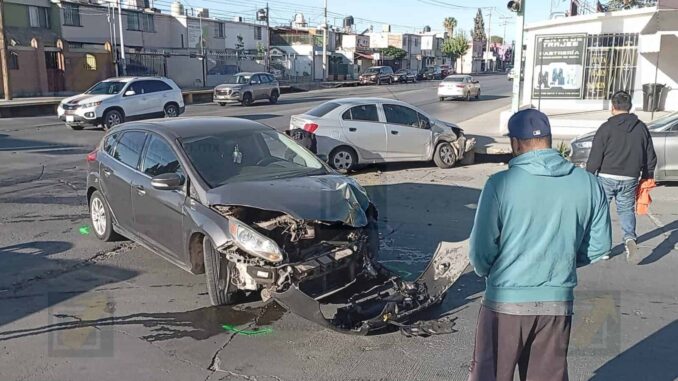No respeta la luz roja del semáforo y provoca fuerte choque en la Juan Escutia