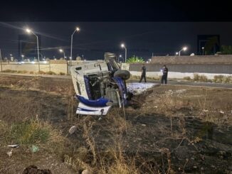 Tráiler vuelca en arroyo tras intentar evitar choque; familia lesionada